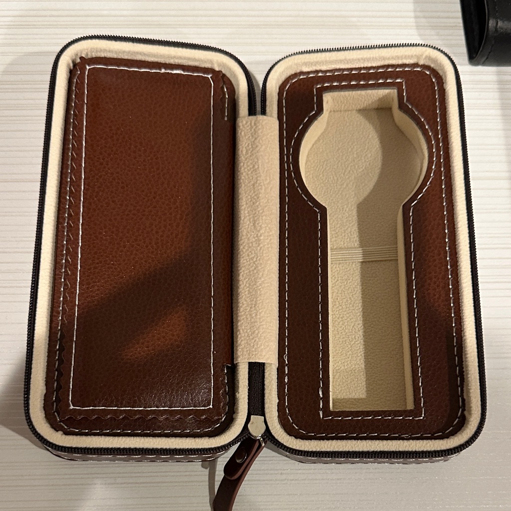 Elegant Brown Leather Watch Case Elegant Brown Leather Watch Case